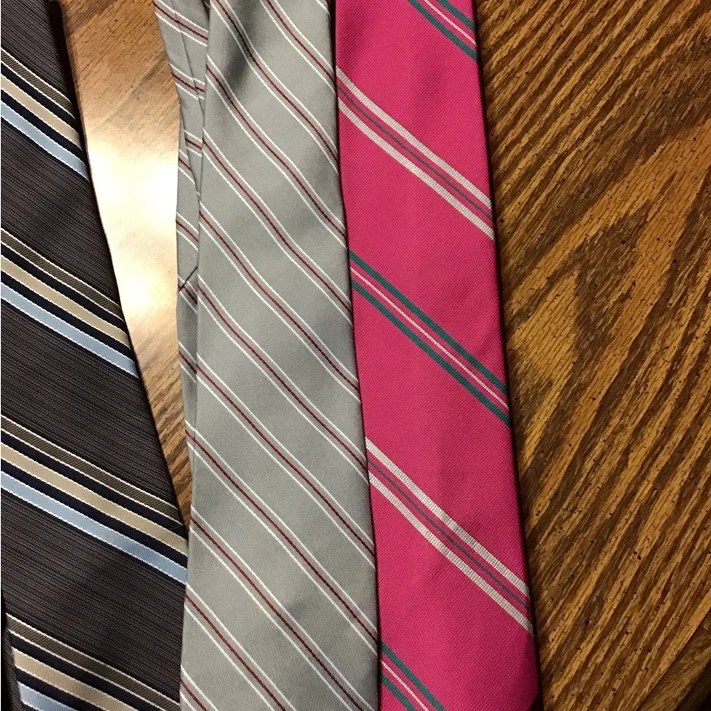 A total of 10 men’s neck ties